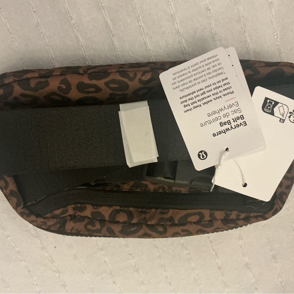 Lululemon Everywhere Belt Bag 1 L
Leopardo Desert Khaki - Picture 8 of 9